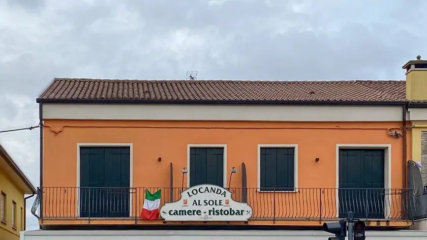 Vò (PD), 15 gennaio 2021. La locanda al Sole di Vò aperta ma con luci spente. I titolari non laciano dichiarazioni. Il locale ha clientela al suo interno