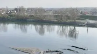 Qui e all'interno dell'articolo le immagini delle fondamenta della torre del castello di Borgoforte riemerse dalla secca dell’Adige: Le foto sono state realizzate con un drone da Emanuele Cusin