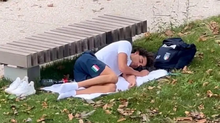 Fermoimmagine del video postato dall'atleta Husein Alireza sul suo account instagram con la frase "Rest today, conquer tomorrow", Parigi, 4 agosto 2024. Nel video si vede un atleta azzurro, verosimilmente il nuotatore italiano Thomas Ceccon, che si è addormentato nel parco. Ceccon si è lamentato più volte del caldo degli alloggi del villaggio olimpico, dove non c'è aria condizionata, che non gli consente di dormire bene. CREDIT INSTAGRAM HUSEIN ALIREZA +++NO SALES / EDITORIAL USE ONLY