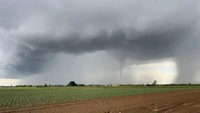 Il tornado nel video di Stefano Bellini pubblicato da "Estremi di Meteo4"