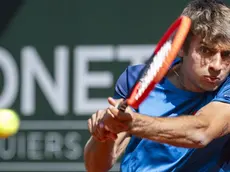epa11367835 Flavio Cobolli, of Italy, returns a ball to Casper Ruud, of Norway, during their semi-final match, at the ATP 250 Geneva Open tennis tournament in Geneva, Switzerland, 25 May 2024. EPA/MARTIAL TREZZINI