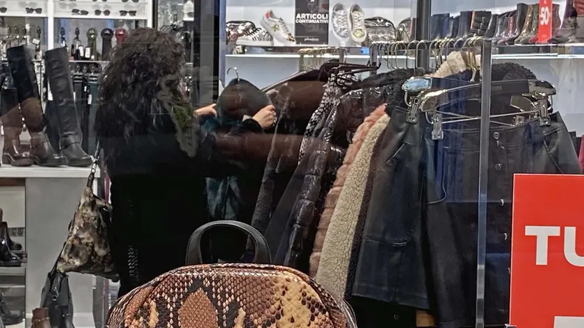Per i negozi di abbigliamento scatta l’obbligo di acquistare nuove forniture. Che si sommano all’invenduto