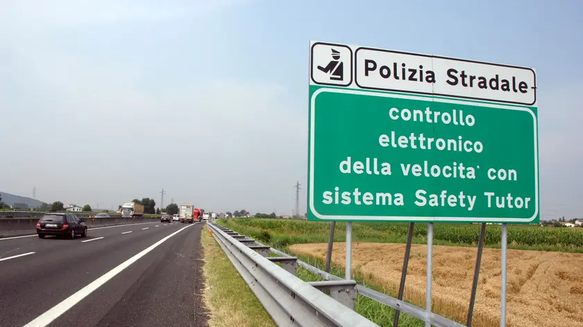 IL CARTELLO CHE AVVERTE DEL SISTEMA SAFETY TUTOR SULL'AUTOSTRADA A13 BOLOGNA - PADOVA ALL'ALTEZZA DI MONSELICE