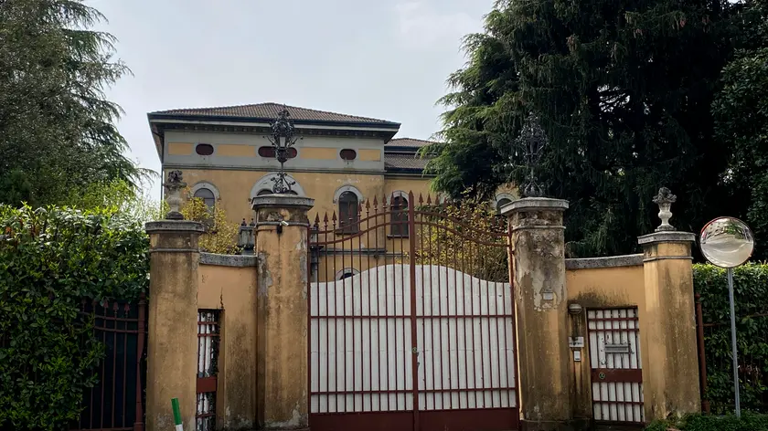 L’ingresso di Villa Mater Boni Consilii in via Sorio al civico 75, a Padova: la dimora è in vendita