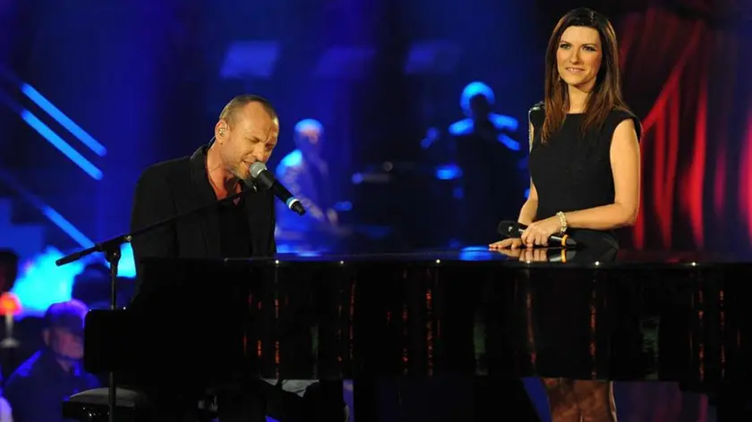 Laura Pausini e Biagio Antonacci duettano in una foto di archivio..ANSA / LUCA ZOMPARELLI UFFICIO STAMPA ++HO NO SALES EDITORIAL USE ONLY++