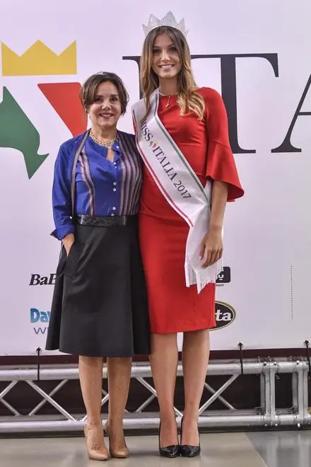 Alice Rachele Arlanch e Patrizia Mirigliani posano per i fotografi a Jesolo, 10.09.2017. Miss Italia 2017 è Alice Rachele Arlanch, studentessa di giurisprudenza di 21 anni, alta 1.78, occhi verdi e capelli castani, di Vallarsa, in provincia di Trento. Nella volata finale a due ha battuto Laura Codén, 19 anni di Feltre (Belluno). Terza piazza per Samira Lui, la 19enne di Udine, figlia di mamma italiana e papà senegalese. ANSA/Riccardo Dalle Luche