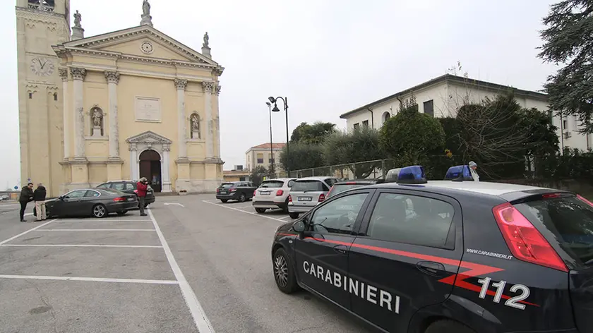 I carabinieri davanti alla canonica di don Lucio