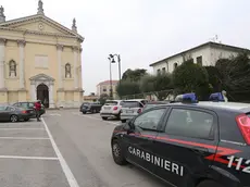 I carabinieri davanti alla canonica di don Lucio