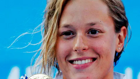 20090726 - ROMA - SPO - NUOTO: 400 SL DONNE, PELLEGRINI, ORO E PRIMATO MONDIALE. Federica Pellegrini ha vinto questo pomeriggio 26 luglio 2009 la medaglia d'oro nella gara dei 400 stile libero ai mondiali di nuoto di Roma stabilendo anche il nuovo primato del mondo nuotando in 3'59''15. Il precedente primato, 4'00''41 apparteneva alla stessa Pellegrini. La medaglia d'argento e' andata all'inglese Joanne Jackson in 4'00''60, il bronzo all'altra inglese Rebecca Adlington in 4'00''79. Federica Pellegrini e' la prima donna a scendere sotto i quattro minuti. Una gara in progressione: i parziali sono stati 58''66 ai 100, 1'59''42 ai 200 metri e 2'59''93 ai 300 metri per un finale di 3'59''15. ANSA/ALESSANDRO DI MEO/DRN