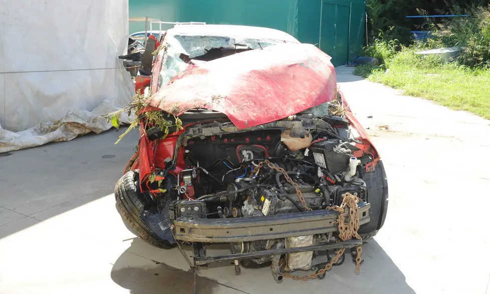 Cesaro, AG. ZANGIROLAMI, 06 Set 15 Incidente mortale di Matteo Bertoli di Conselve. Nella foto: il rottame della Fiat Punto nella carrozzeria Magagna di Arre Ph. Zangirolami