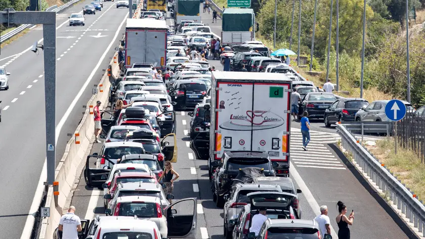Auto in fila sulla Roma-Napoli, durante l'esodo estivo Roma. 8 agosto 2020. Incolonnamenti in uscita dai grandi centri urbani si sono formati sin dalle prime ore della mattinata, con forti rallentamenti e code lungo le principali direttrici autostradali. Il primo vero esodo di questa estate conferma le previsioni di traffico da bollino nero. A monitorarlo è Viabilità Italia, che segnala che in alcuni casi i tempi di percorrenza sono stati superiori del doppio rispetto alle condizioni ordinarie.NSA/MASSIMO PERCOSSI