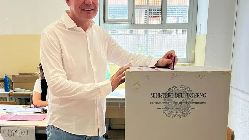 Il ministro Adolfo Urso al voto