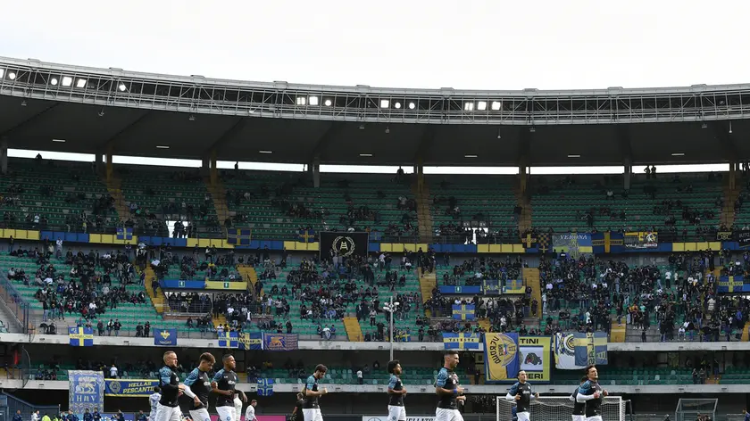 Il riscaldamento prima del match. Tumulti fuori dello stadio