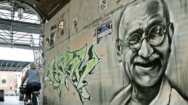 MILANESI - FOTO VARIE - MURALES GANDHI SOTTO TORRE OROLOGIO MILANESI - FOTO VARIE