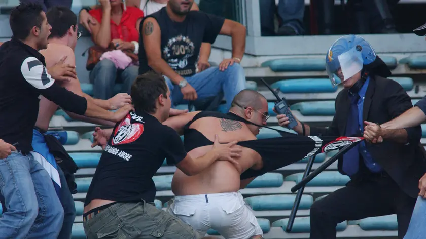 23/09/07 POLIZIA E TIFOSI DURANTE LA PARTITA ROMA JUVE ALLO STADIO OLIMPICO