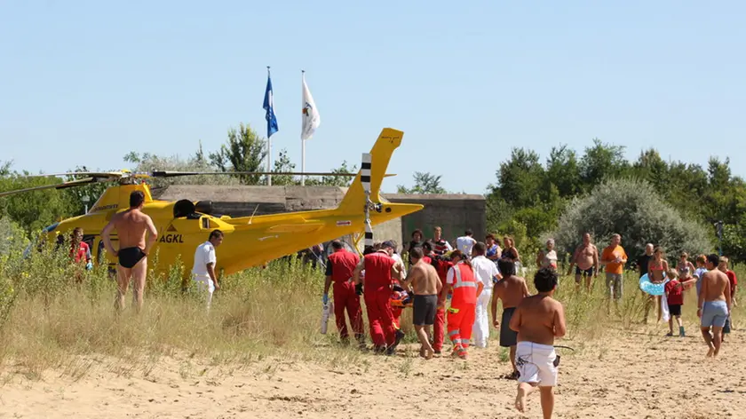 DEPOLO FGAVAGNIN CAVALLINO ZONA FARO TURISTA RISCHIA DI ANNEGARE SOCCORSO ED ELITRASPORTA IN OSPEDALE