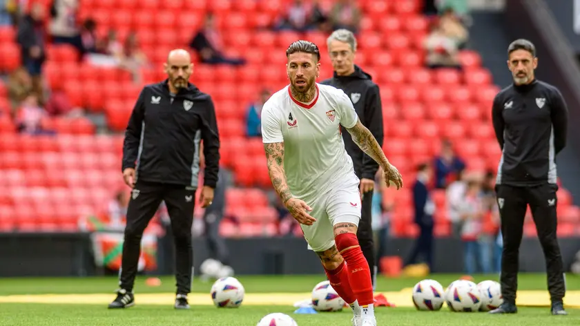 epa11353588 Sevilla defender Sergio Ramos (C) during the warm-up prior to the LaLiga match between Athletic Club and Sevilla, at the San Mames stadium, in Bilbao, Spain, 19 May 2024. EPA/Javier Zorrilla