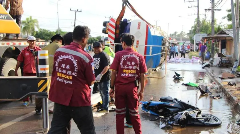 I soccorritori sul luogo della tragedia a Chumphon, in Thailandia