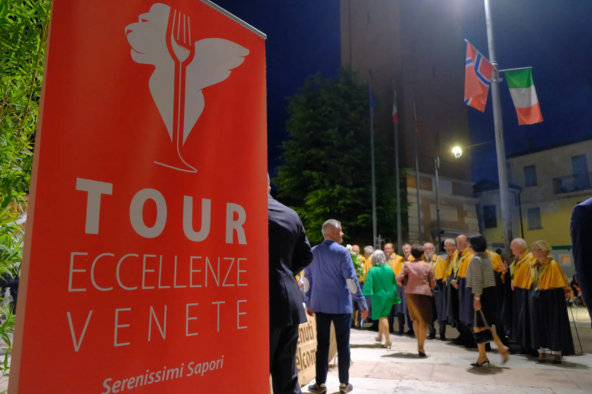 Le ultime due settimane di settembre le strade di Sandrigo (Vicenza) si vestiranno dei colori della bandiera norvegese per ospitare la 35esima edizione della Festa del bacalà alla Vicentina. Nelle foto, il Gran Galà del Bacalà ha anticipato l’apertura degli stand che saranno attivi dal 15 al 18 e dal 22 al 26 settembre nelle piazze del paese dove, oltre al tradizionale piatto, si potranno gustare molte altre ricette tradizionali e innovative a base di bacalà