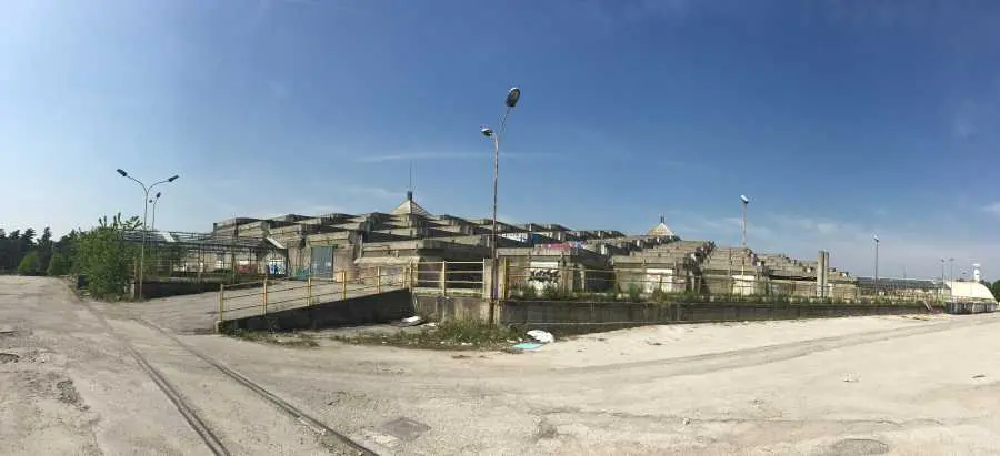 Una vista della "cattedrale" dall'enorme piazzale alle spalle del complesso