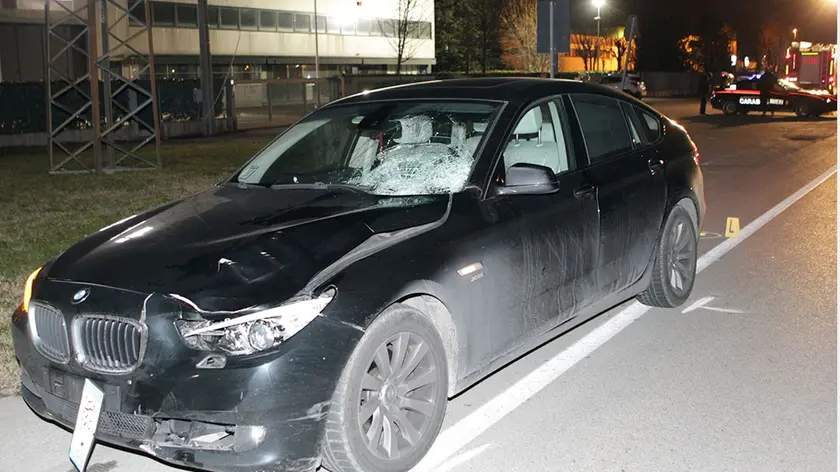 La Bmw che ha travolto la donna