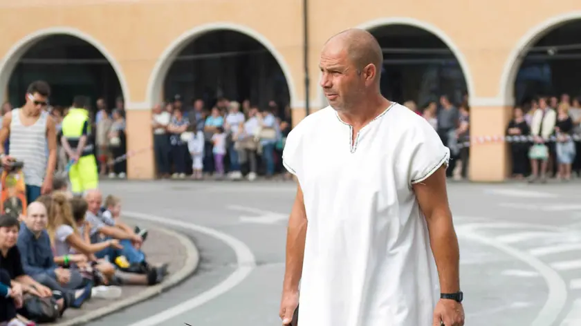 Belluco, Ag. Zangirolami, Monselice. Raccoglitori del letame dei cavalli nelle varie edizioni del Palio di Monselice.