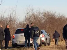 Freddy con i poliziotti sull'argine del Piovego a Noventa