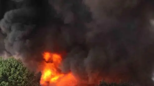 L'incendio di vaste proporzioni si è sviluppato in tarda mattinata in un'azienda di vernici a Brendola, in provincia di Vicenza, 1 luglio 2019. ANSA/VIGILI DEL FUOCO EDITORIAL USE ONLY NO SALES