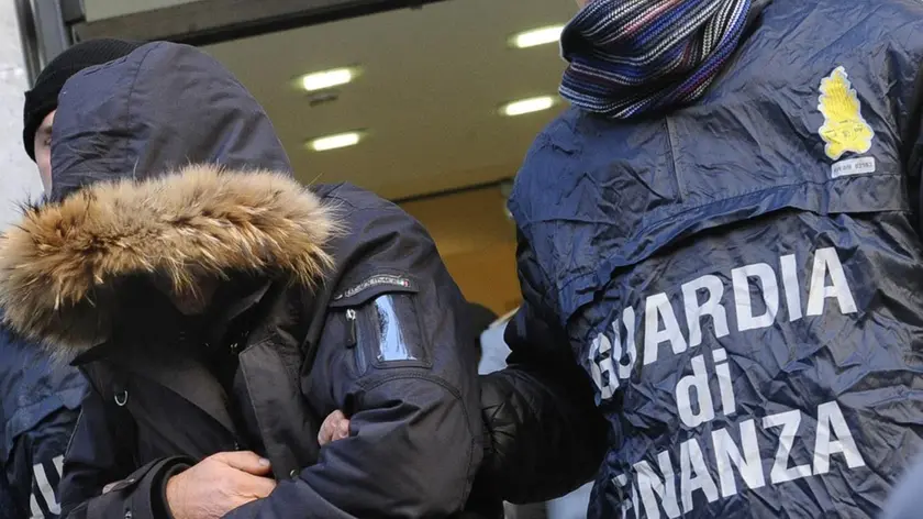 All'uscita dalla caserma della Guadia di Finanza di Napoli il boss di camorra Sabatino Granata, 25 gennaio 2011. Granata, ritenuto un elemento di primo piano del clan camorristico dei Mallardo, attivo nel Giuglianese con propaggini in altre Regioni, come Lazio e Toscana, è stato arrestato oggi dal Gico della Guardia di Finanza con le accuse di associazione camorristica e reimpiego di capitali di provenienza illecita durante l'operazione ''Feudo''. ANSA / PRIMA PAGINA