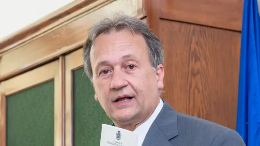 Vighizzolo (PD), 8 Giugno 2019. Insediamento del nuovo consiglio comunale a Vighizzolo. Nella foto: il sindaco di Vighizzolo Vigato Paolo giura fedeltà alla Repubblica Italiana su una copia della Costituzione