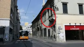RIVIERA PONTI ROMANI. Nel cerchio la nuova telecamera sistemata per «pizzicare» i furbetti che transitano sulle corsie riservate agli autobus