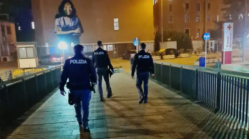 La polizia è intervenuta dopo la segnalazione del pronto soccorso in cui si era recata la donna picchiata dal compagno