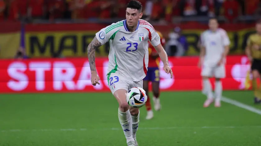epa11426663 Alessandro Bastoni of Italy in action during the UEFA EURO 2024 group B soccer match between Spain and Italy, in Gelsenkirchen, Germany, 20 June 2024. EPA/OLIVIER MATTHYS