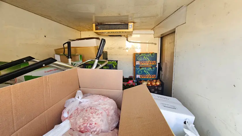 La carne trasportata nel furgone frigo fermato dai vigili urbani di Padova