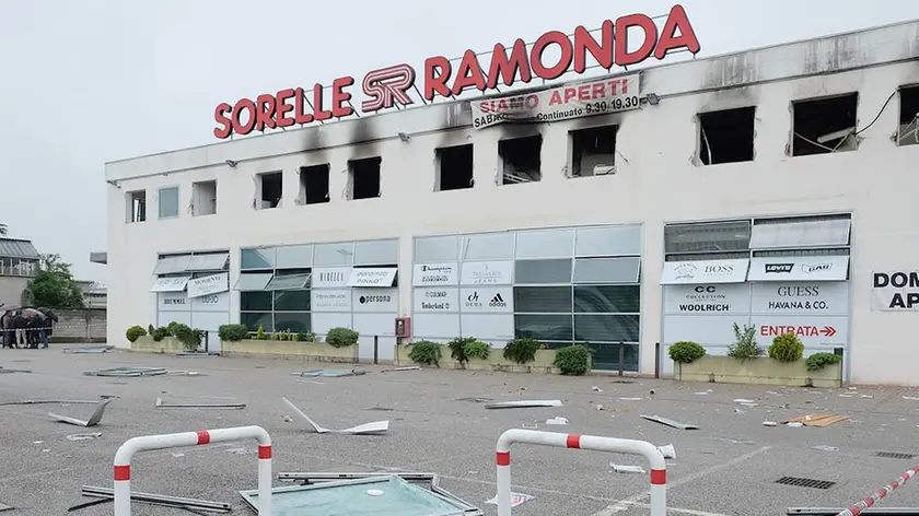 Il centro commerciale di Vigorovea devastato da rogo doloso ed esplosione
