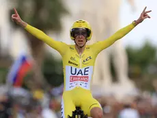 epaselect epa11490628 Yellow jersey Slovenian rider Tadej Pogacar of UAE Team Emirates celebrates as he crosses the finish line and winning the 21th stage of the 2024 Tour de France cycling race over 33km Individual time-trial (ITT) from Monaco to Nice, 21 July 2024. EPA/GUILLAUME HORCAJUELO