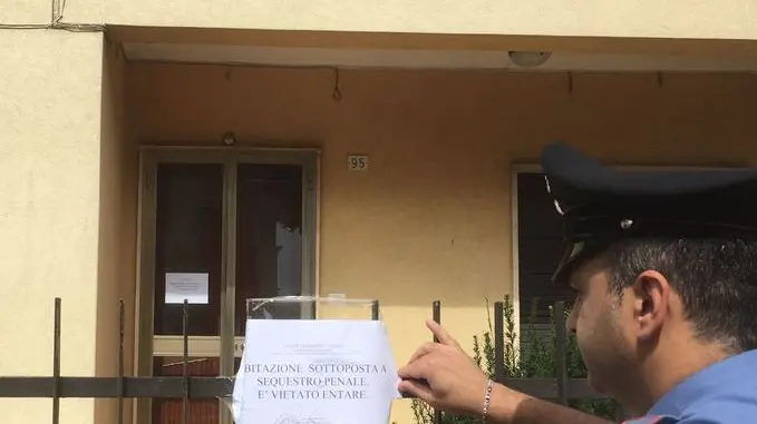 I sigilli del carabinieri alla casa di appuntamenti