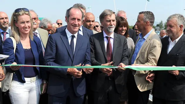 Cesaro, AG. ZANGIROLAMI, 31 Ago 15 Inaugurazione tratta autostrada A31 Valdastico sud Noventa-Agugliaro. Nella foto: Zaia e Delrio, con entrambi in mano le forbici, al taglio del nastro Ph. Zangirolami