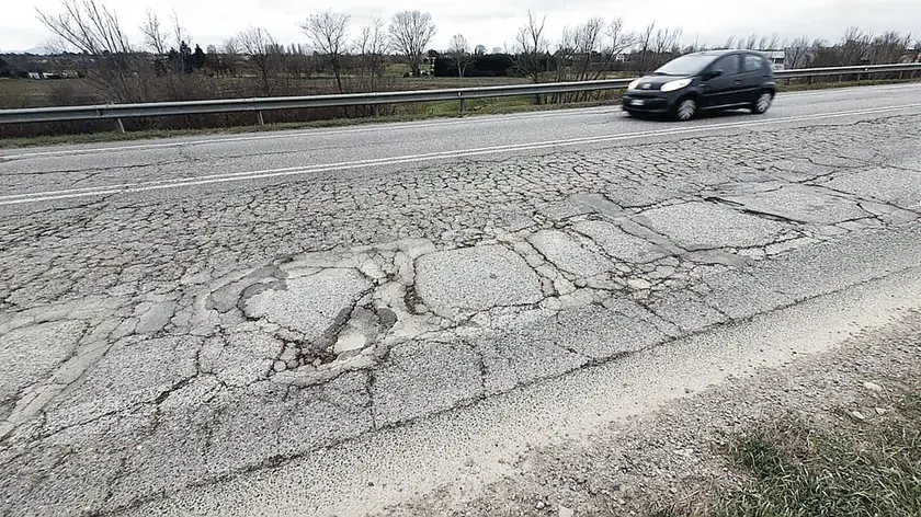 Buche e rattoppi sulla strada regionale 308