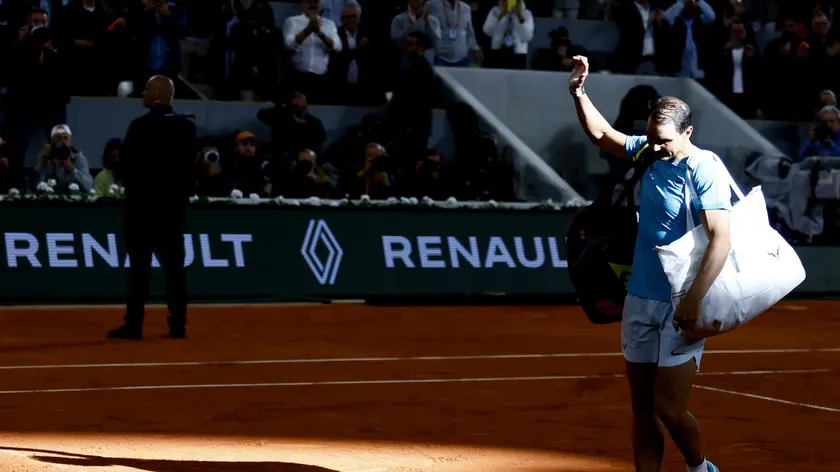 epa11374017 Rafael Nadal of Spain leaves the court after losing his Men's Singles 1st round match against Alexander Zverev of Germany during the French Open Grand Slam tennis tournament at Roland Garros in Paris, France, 27 May 2024. EPA/MOHAMMED BADRA
