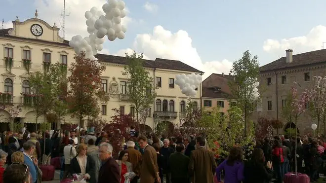 - ESTE IN FIORE. Piazza Maggiore e via Matteotti: in centro a Este i visitatori erano migliaia