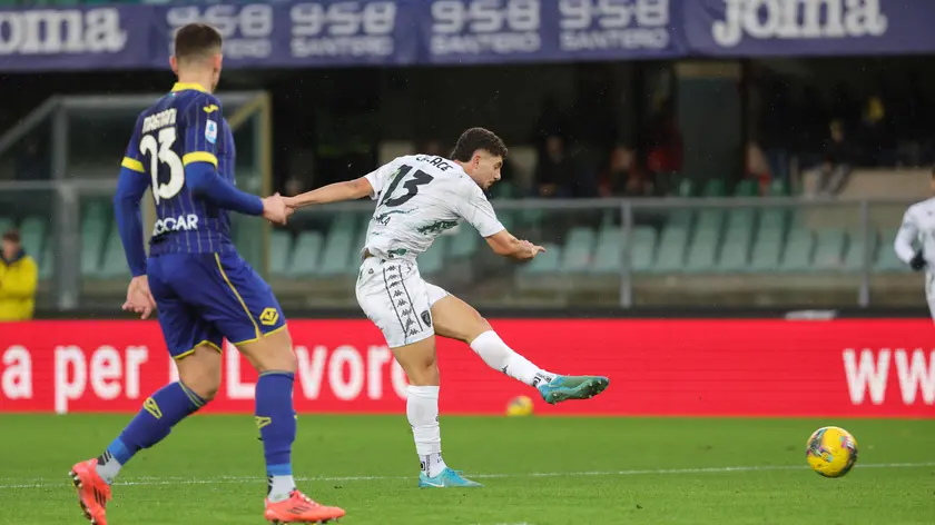Empoli's Liberato Cacace scores the goal 0-3 during the Italian Serie A soccer match Hellas Verona vs Empoli FC at Marcantonio Bentegodi stadium in Verona, Italy, 8 December 2024. ANSA/EMANUELE PENNACCHIO