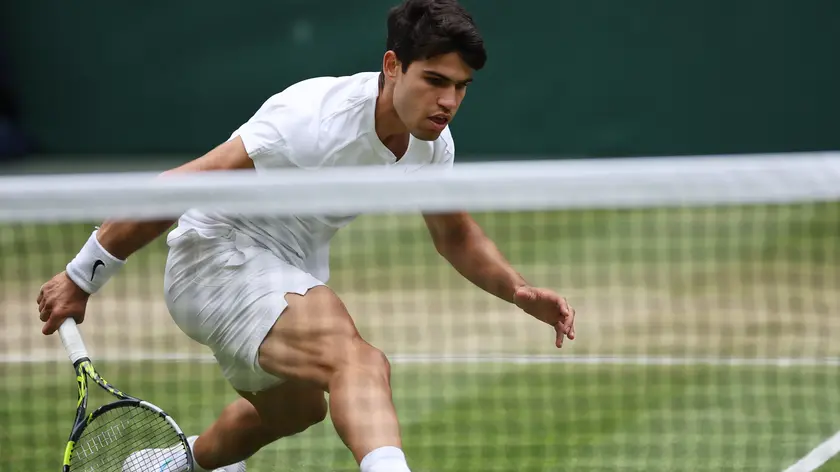epa11474392 Carlos Alcaraz of Spain in action during his Men's Singles semi-finals match against Daniil Medvedev of Russia at the Wimbledon Championships, in Wimbledon, London, Britain, 12 July 2024. EPA/ADAM VAUGHAN EDITORIAL USE ONLY