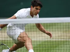 epa11474392 Carlos Alcaraz of Spain in action during his Men's Singles semi-finals match against Daniil Medvedev of Russia at the Wimbledon Championships, in Wimbledon, London, Britain, 12 July 2024. EPA/ADAM VAUGHAN EDITORIAL USE ONLY