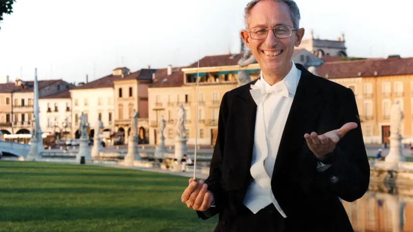Il maestro Claudio Scimone in Prato della Valle a Padova