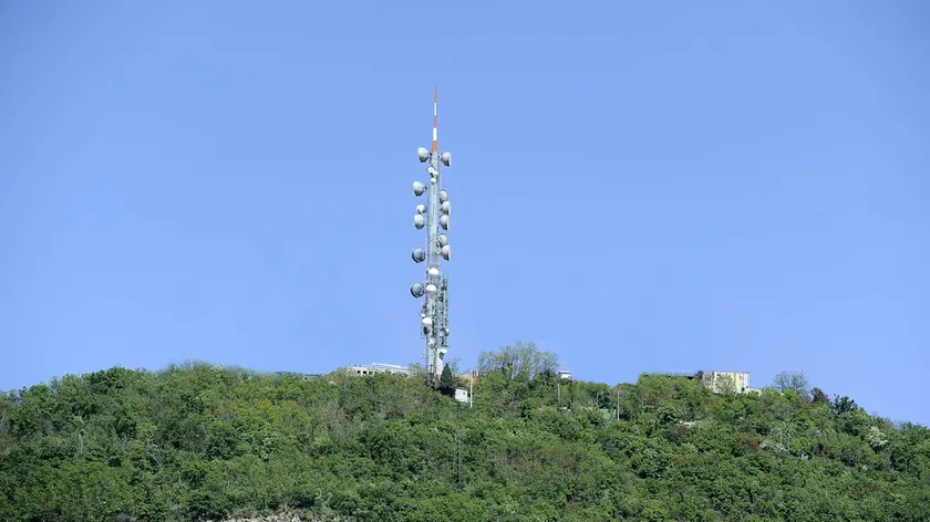 Calaone, 15 Apr 2014.Posizionamento traliccio unico per antenne e ripetitori. Nella foto: la situazione sul monte Cero, come sarà.Ph. Zangirolami