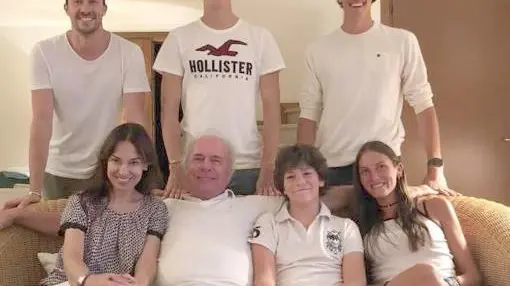 Sergio Pippa con i sei figli in una bella foto fornita dalla famiglia