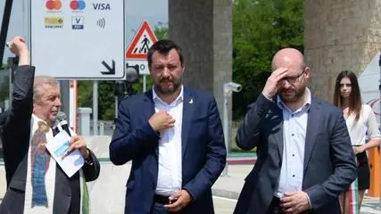 Il Governatore del Veneto Luca Zaia e il ministro degli Interni Matteo Salvini (al centro della foto) tagliano il nastro durante la cerimonia di inaugurazione della Pedemontana autostrada, nel tratto vicentino, oggi 3 giugno 2019. ANSA/ANDREA MEROLA