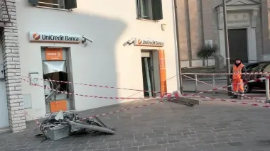 SCOPPIO E DANNI I due botti hanno sventrato il bancomat