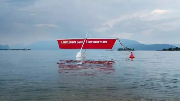 La "barca sospesa" la scorsa estate a causa del livello del Garda ai minimi storici